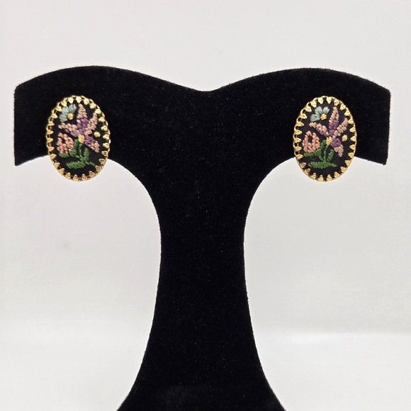 Vintage Petit Point Earrings Floral Needlepoint Goldtone Clip Ons Dainty Twee - Picture 3 of 12